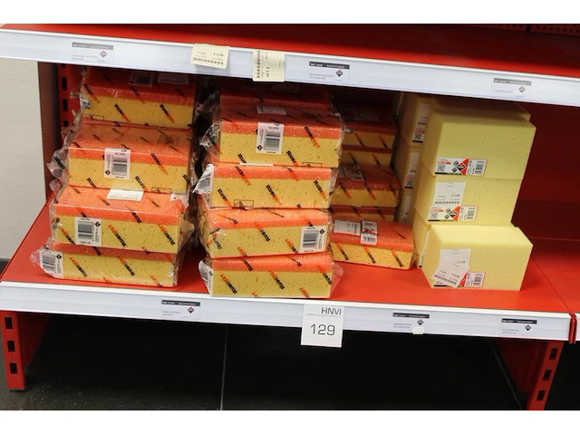 Sponzen in twee uitvoeringen op schap - afbeelding 1 van  2