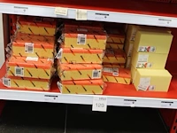 Sponzen in twee uitvoeringen op schap - afbeelding 1 van  2