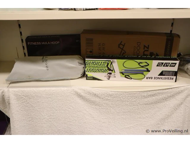 Sportartikelen bestaande uit o.a. fitness hoela hoep, resistance bar & door bar - afbeelding 1 van  5
