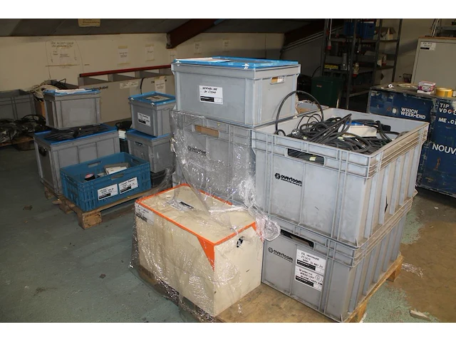 Spots, kabels, afstandsbedieningen, stekkerdozen, enz. in 11 kunststof kratten op twee pallets. - afbeelding 1 van  4