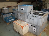 Spots, kabels, afstandsbedieningen, stekkerdozen, enz. in 11 kunststof kratten op twee pallets. - afbeelding 1 van  4