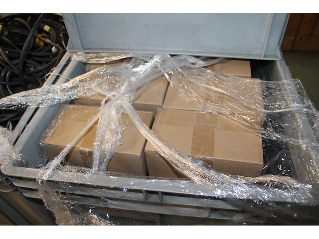 Spots, kabels, afstandsbedieningen, stekkerdozen, enz. in 11 kunststof kratten op twee pallets. - afbeelding 3 van  4
