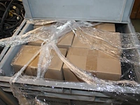 Spots, kabels, afstandsbedieningen, stekkerdozen, enz. in 11 kunststof kratten op twee pallets. - afbeelding 3 van  4