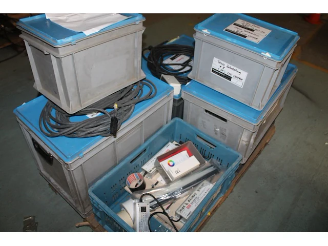 Spots, kabels, afstandsbedieningen, stekkerdozen, enz. in 11 kunststof kratten op twee pallets. - afbeelding 4 van  4