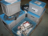 Spots, kabels, afstandsbedieningen, stekkerdozen, enz. in 11 kunststof kratten op twee pallets. - afbeelding 4 van  4
