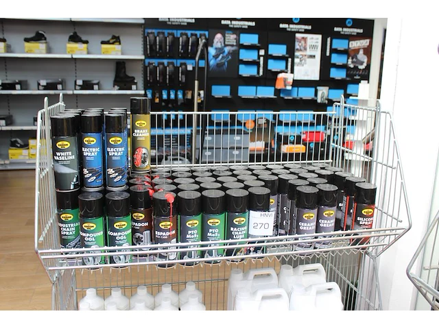 Spuitbussen wo witte vaseline, kettingspray, diverse oliën, pasta's en multispray, ca. 75 stuks. excl. draa... - afbeelding 1 van  4