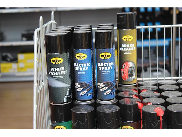 Spuitbussen wo witte vaseline, kettingspray, diverse oliën, pasta's en multispray, ca. 75 stuks. excl. draa... - afbeelding 2 van  4