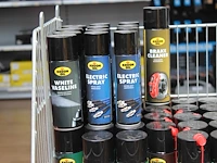 Spuitbussen wo witte vaseline, kettingspray, diverse oliën, pasta's en multispray, ca. 75 stuks. excl. draa... - afbeelding 2 van  4