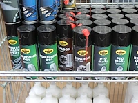 Spuitbussen wo witte vaseline, kettingspray, diverse oliën, pasta's en multispray, ca. 75 stuks. excl. draa... - afbeelding 3 van  4