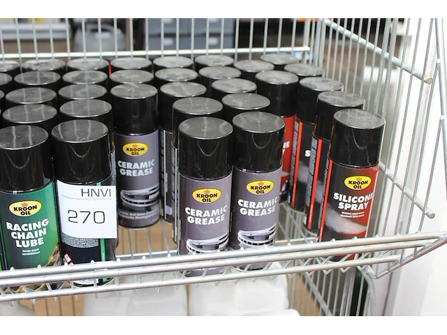 Spuitbussen wo witte vaseline, kettingspray, diverse oliën, pasta's en multispray, ca. 75 stuks. excl. draa... - afbeelding 4 van  4