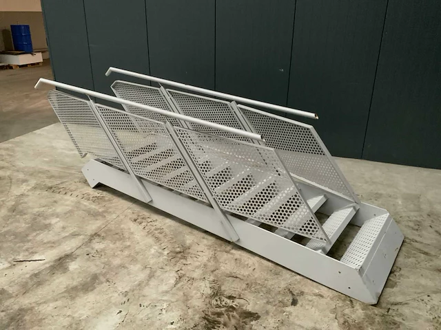 Staal trap met leuning - afbeelding 1 van  3