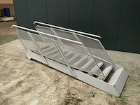 Staal trap met leuning - afbeelding 1 van  3
