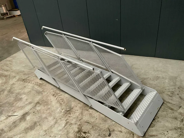 Staal trap met leuning - afbeelding 2 van  3