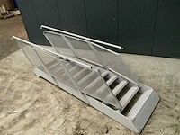 Staal trap met leuning - afbeelding 2 van  3