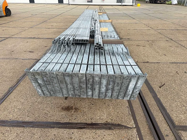 Staalconstructie 12.80 x 28.00 meter (358m2) - afbeelding 2 van  12