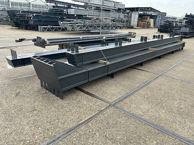 Staalconstructie 14 x 25 meter (350m2) - afbeelding 1 van  13