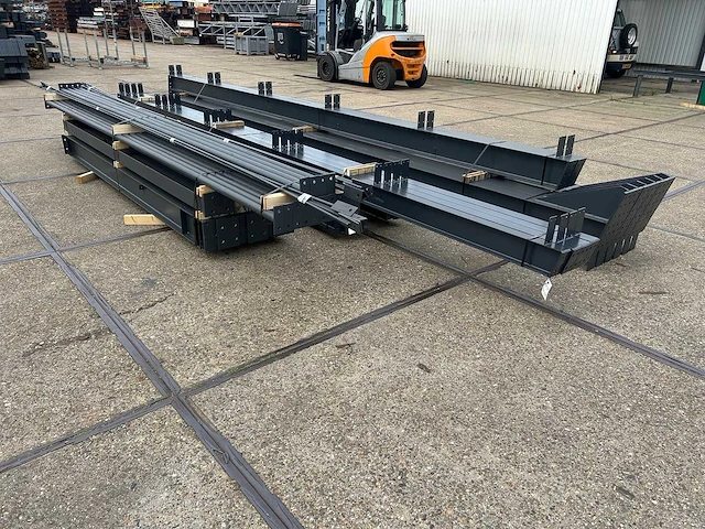 Staalconstructie 14 x 25 meter (350m2) - afbeelding 9 van  13