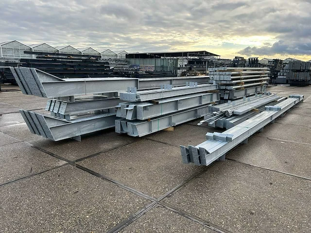 Staalconstructie 22 x 50 meter (1100m2) - afbeelding 1 van  19