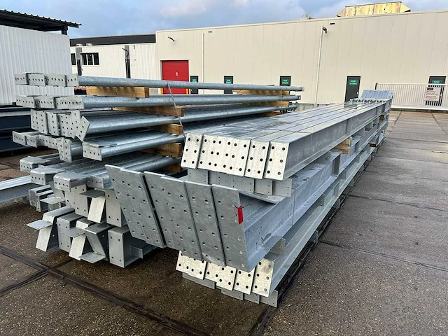 Staalconstructie 22 x 50 meter (1100m2) - afbeelding 12 van  19