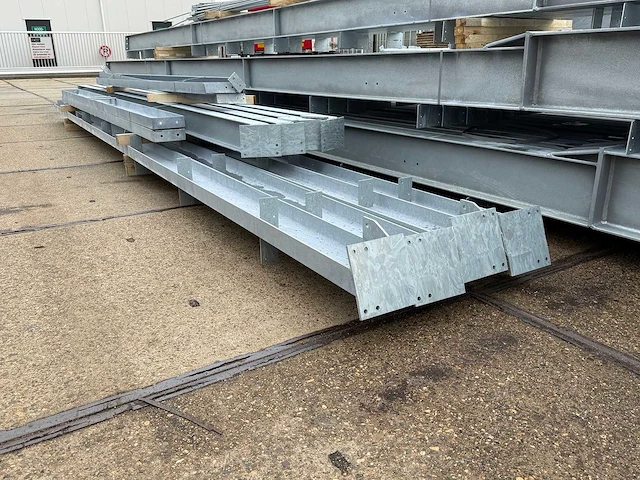 Staalconstructie 25 x 60 meter (1500m2) - afbeelding 9 van  25