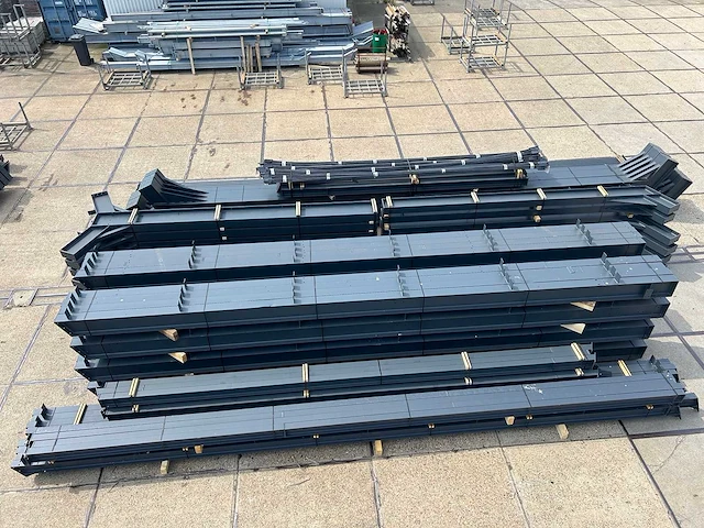 Staalconstructie 37.70 x 66.00 meter (2488m2) - afbeelding 8 van  32