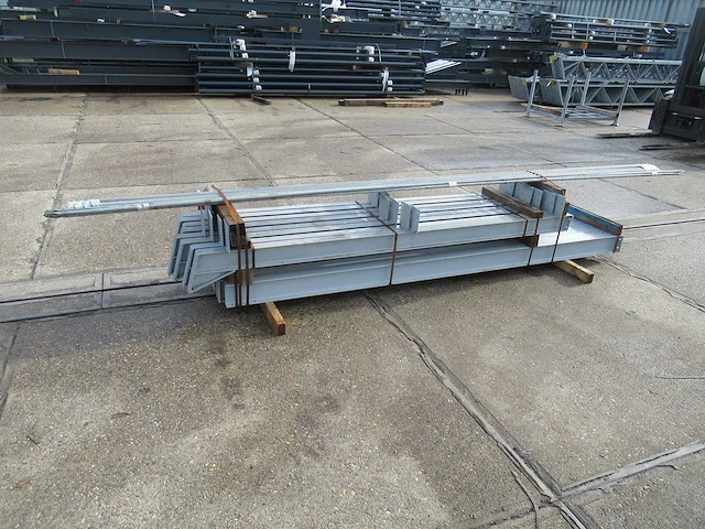 Staalconstructie 5.30 x 12.00 meter (64m2) - afbeelding 1 van  9