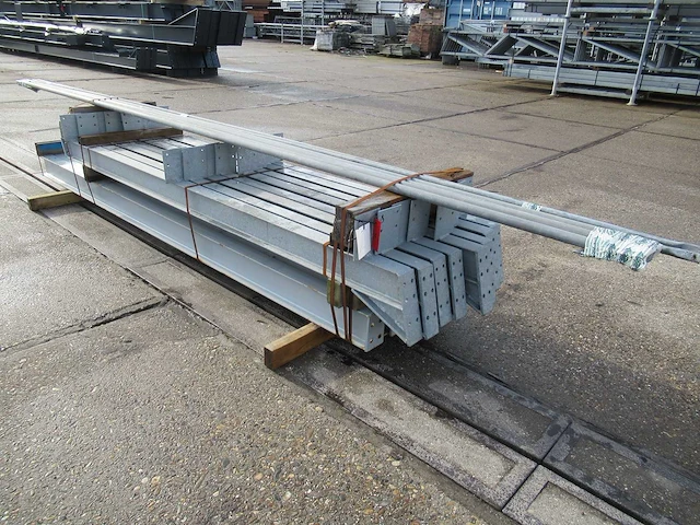 Staalconstructie 5.30 x 12.00 meter (64m2) - afbeelding 3 van  9