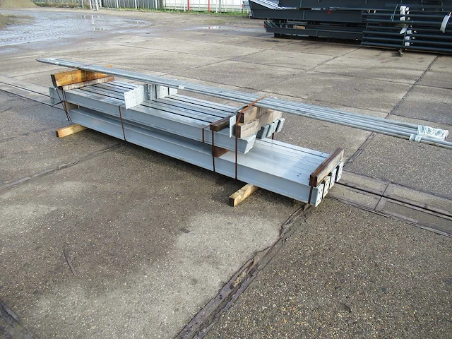 Staalconstructie 5.30 x 12.00 meter (64m2) - afbeelding 5 van  9