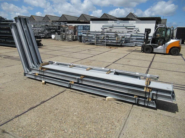 Staalconstructie 8.20 x 24.00 meter (197m2) - afbeelding 2 van  10