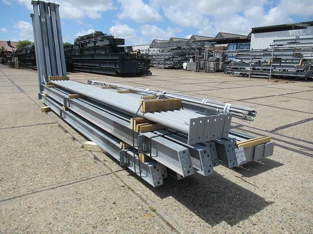 Staalconstructie 8.20 x 24.00 meter (197m2) - afbeelding 3 van  10