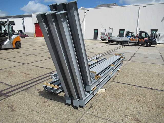 Staalconstructie 8.20 x 24.00 meter (197m2) - afbeelding 5 van  10