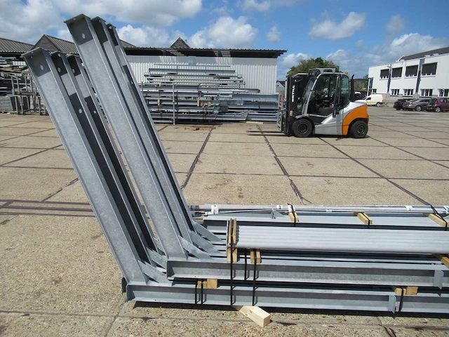 Staalconstructie 8.20 x 24.00 meter (197m2) - afbeelding 6 van  10