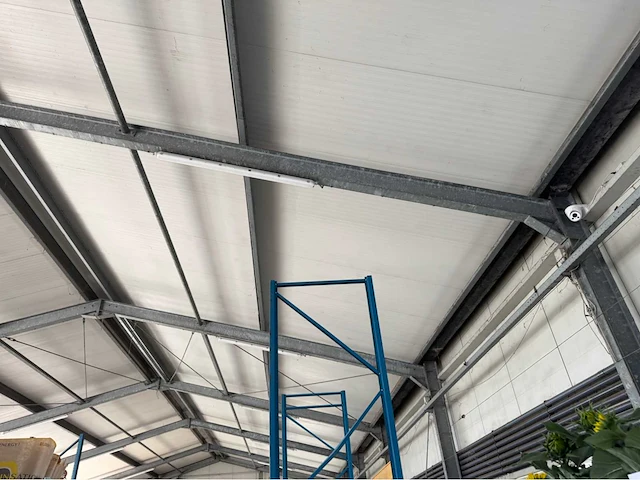 Staalconstructie met dak en deur (11,50x31,50 mtr) (363m2) - afbeelding 2 van  21