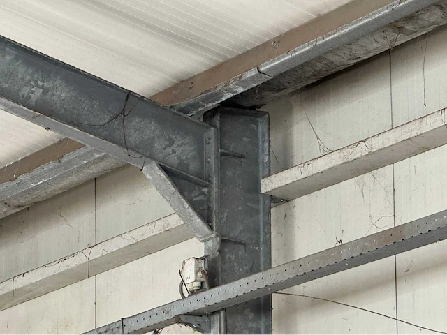 Staalconstructie met dak en deur (11,50x31,50 mtr) (363m2) - afbeelding 10 van  21