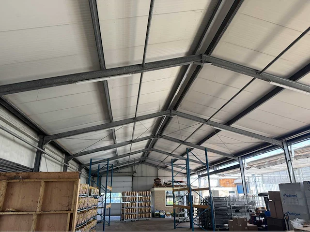 Staalconstructie met dak en deur (11,50x31,50 mtr) (363m2) - afbeelding 1 van  21