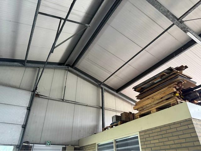 Staalconstructie met dak en deur (11,50x31,50 mtr) (363m2) - afbeelding 17 van  21