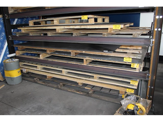 Staalplaten in platen in diverse maten en diktes in stelling let op inclusief pallets. - afbeelding 1 van  4