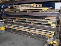 Staalplaten in platen in diverse maten en diktes in stelling let op inclusief pallets. - afbeelding 1 van  4