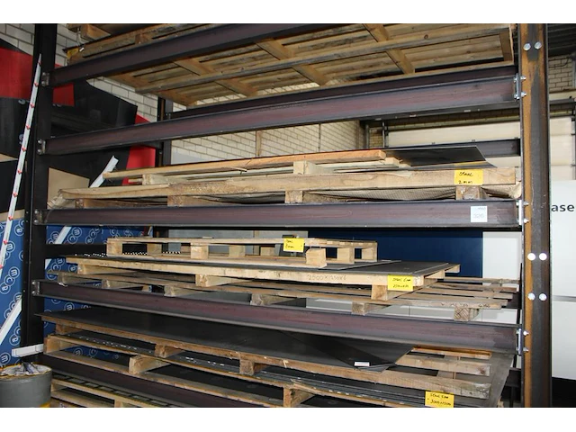 Staalplaten in platen in diverse maten en diktes in stelling let op inclusief pallets. - afbeelding 2 van  4