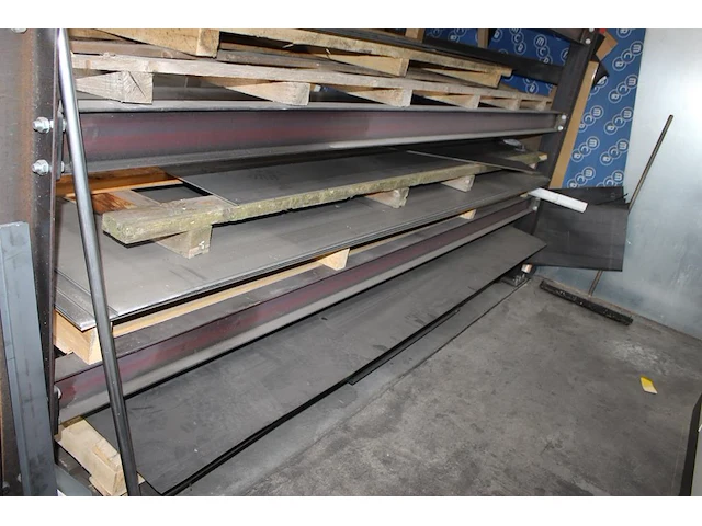 Staalplaten in platen in diverse maten en diktes in stelling let op inclusief pallets. - afbeelding 3 van  4