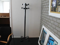 Staande kapstok met acht haken en hoogte 175 cm. - afbeelding 1 van  2