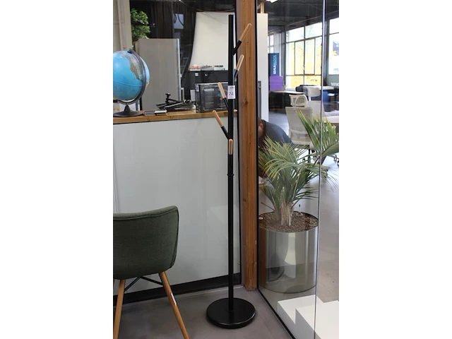 Staande kapstok met zes haken. hoogte 170 cm. - afbeelding 2 van  2