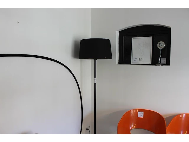 Staande lamp met zwarte kap hoogte 170 cm. - afbeelding 1 van  2