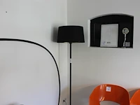 Staande lamp met zwarte kap hoogte 170 cm. - afbeelding 1 van  2