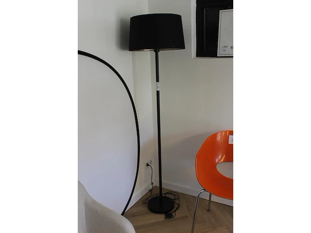 Staande lamp met zwarte kap hoogte 170 cm. - afbeelding 2 van  2