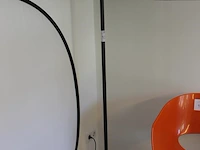 Staande lamp met zwarte kap hoogte 170 cm. - afbeelding 2 van  2
