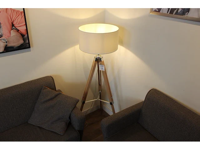 Staande lamp op driepoot, hoogte 146 cm. - afbeelding 1 van  2
