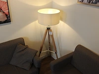 Staande lamp op driepoot, hoogte 146 cm. - afbeelding 1 van  2