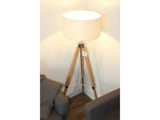 Staande lamp op driepoot, hoogte 146 cm. - afbeelding 2 van  2