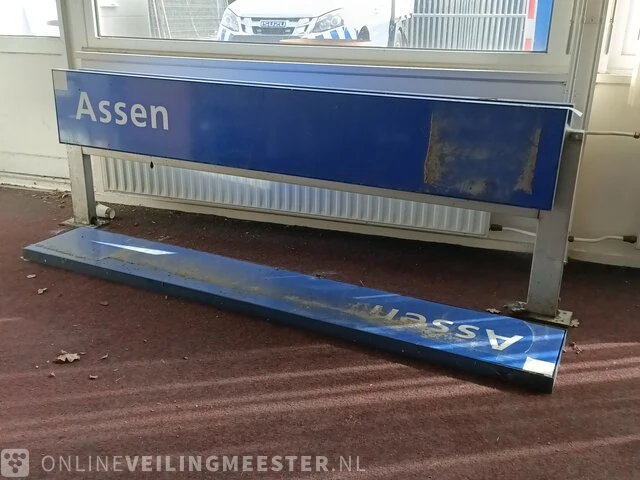 Staande plaatsnaambord in lichtbak, assen - afbeelding 1 van  3